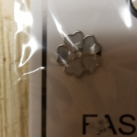 Cute and dainty Sterling Silver flower earrings - Picture 4 of 6